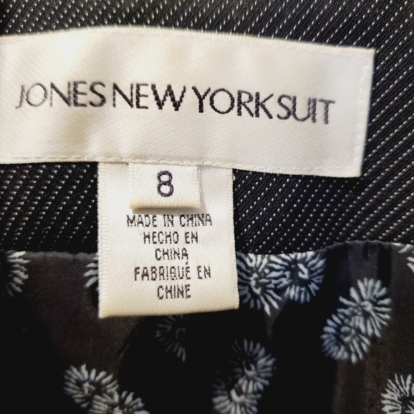 Jones New york suit black stripped size 8 - Picture 2 of 15